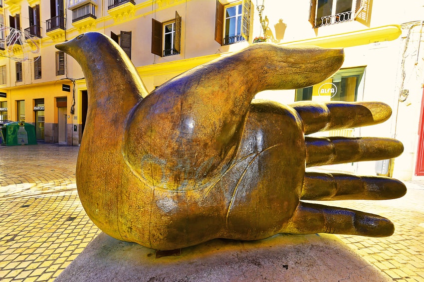 Скульптуру Хосе Сегуири «Слава хиромантии» в историческом центре Малаги часто ошибочно приписывают Пабло Пикассо...