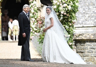 Счастливая невеста со своим отцом Майклом Миддлтоном.