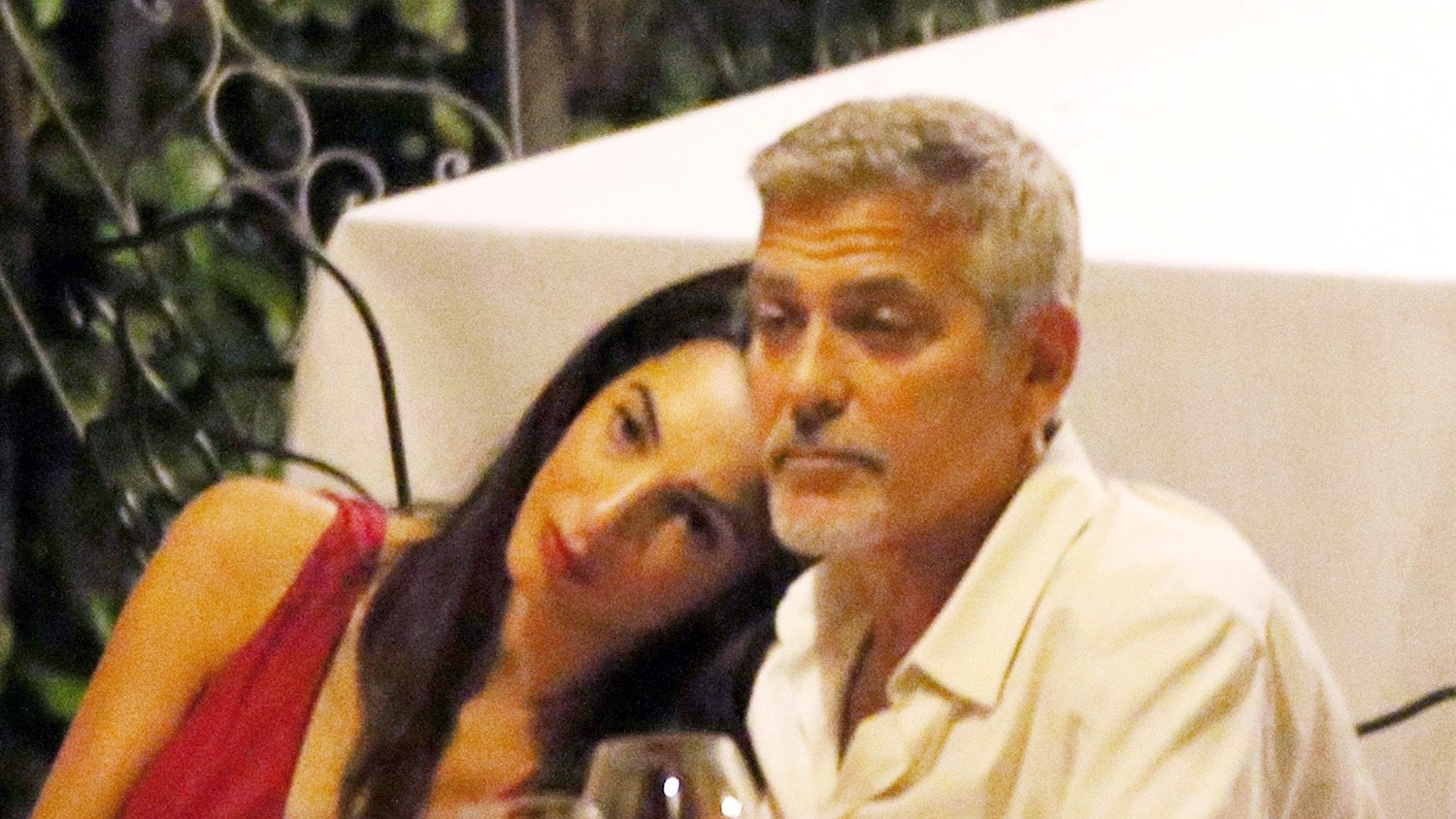 Джордж и Амаль Клуни фото пары на ужине в ресторане