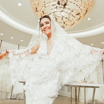 Мария Мельникова примерила для Tatler свадебные платья