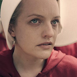 Сексуальное рабство и другие приключения Элизабет Мосс в сериале «Рассказ служанки»