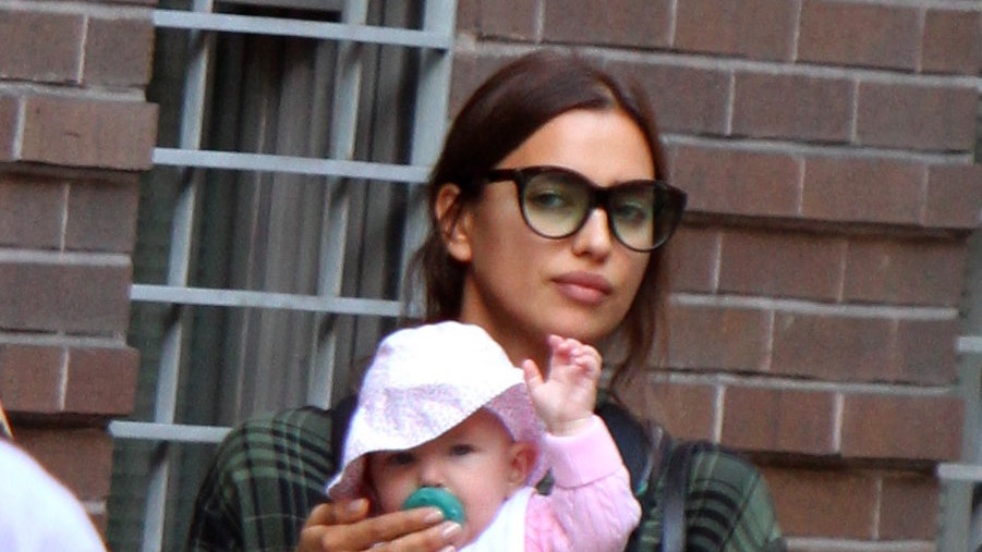 Ирина Шейк с ребенком фото на прогулке с дочерью Леей