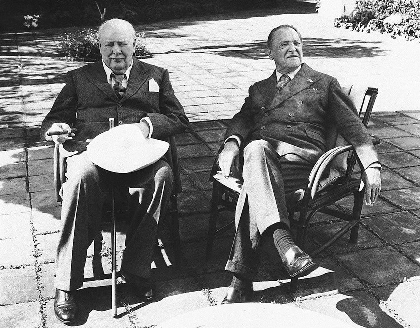 Бывший премьерминистр Великобритании Уинстон Черчилль и английский писатель Уильям Сомерсет Моэм в КапФерра 1959