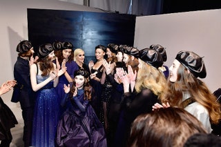 Мария Грация Кьюри с моделями на backstage показа Dior.