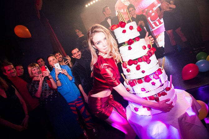 Наталья Водянова у праздничного торта в парижском кабаре Manko