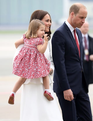 Герцогиня Кэтрин и принц Уильям с дочкой Шарлоттой.