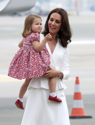 Герцогиня Кэтрин с дочкой Шарлоттой.
