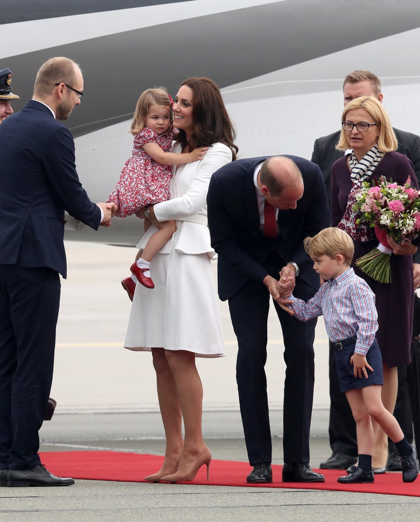 Кейт Миддлтон с дочкой Шарлоттой на руках принц Уильям и сын Джордж