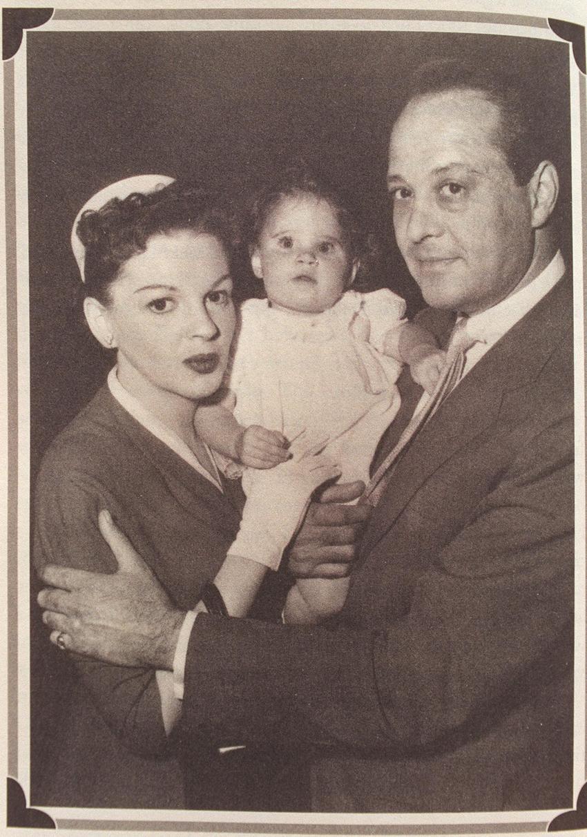 Джуди Гарленд с дочерью Лорной Лафт и третьим мужем Сидни Лафтом