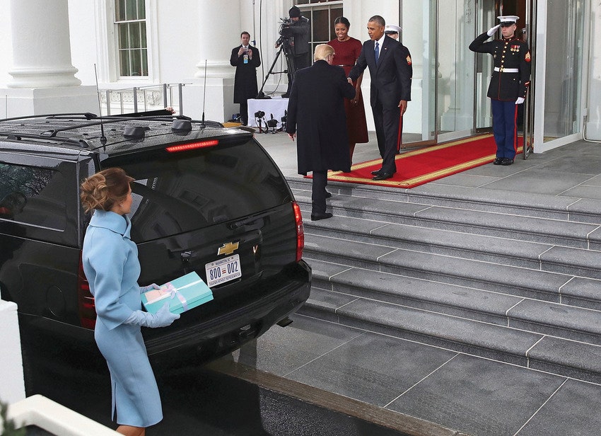 Избранный президент и будущая первая леди США Дональд и Меланья Трамп прибывают в Белый дом в день инаугурации 2017