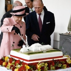 Елизавета II любит тортики: есть доказательства