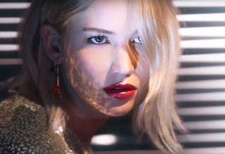 Для съемок рекламной кампании Дженнифер Лоуренс выбрала зеркальный малиновый Turn Me Dior.