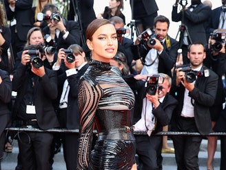 Ирина Шейк в провокационной «сетке» Balmain в Каннах