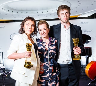 Победители премии Chopard Talent Award 2016 года Дарья Екамасова и Александр Паль с Каролиной Шойфеле.