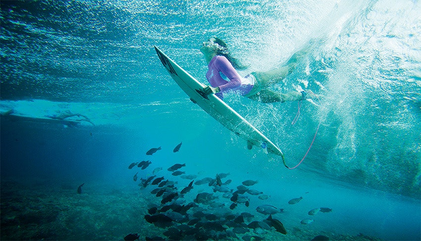 Чтобы поймать волну на Мальдивах придется дробираться до рифа у вашего острова. Зато уходить под воду одно удовольствие...