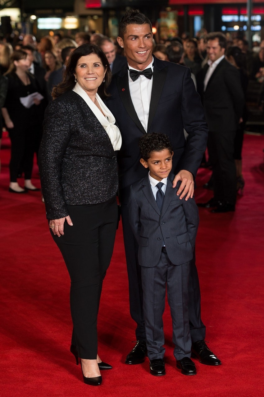 Криштиану Роналду с сыном Криштианумладшим и мамой Марией Долорес