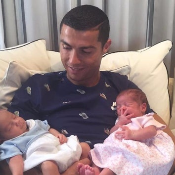Криштиану Роналду с новорожденными дочерью и сыном