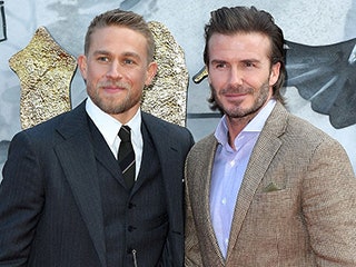 Чарли Ханнэм и Дэвид Бекхэм на премьере фильма «Меч короля Артура» в Лондоне