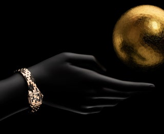 Часы Panthere de Cartier из розового золота с черным лаком.