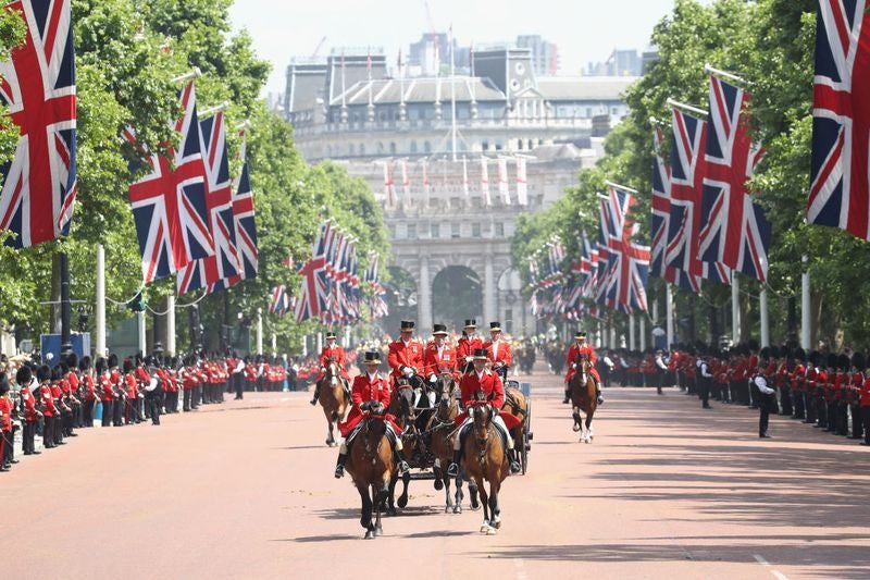 Королевская семья на параде в честь Елизаветы II фото принца Уильяма герцогини Кэтрин и других