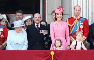 Королева Елизавета II принц Филипп герцогиня Кэтрин принц Уильям принцесса Шарлотта и принц Джордж.