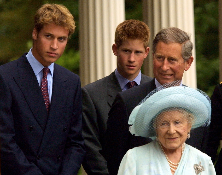 Принцы Уильям и Гарри с отцом Чарльзом и королевойматерью Елизаветой II