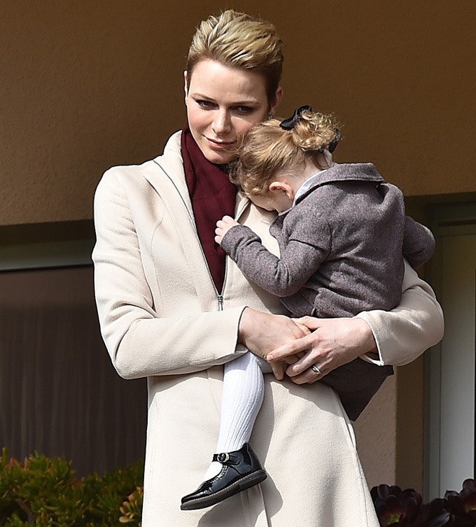 Фото княгини Шарлен с дочерью принцессой Габриэллой на матче в Монако | Tatler