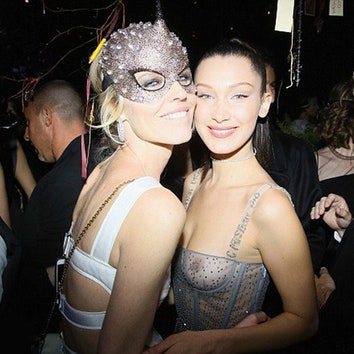 Колдовская ночь: наши модницы на маскарадном балу Dior в Париже