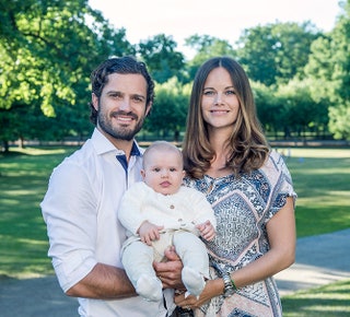 Шведский принц Карл Филипп и принцесса София со своим первенцем принцем Александром.