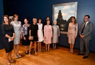 Брижит Макрон и Меланья Трамп с женами глав государств приехавших на саммит НАТО в музее Рене Магритта.