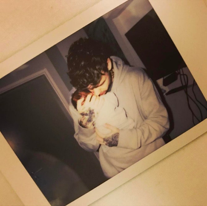 Лиам Пейн с новорожденным сыном на руках