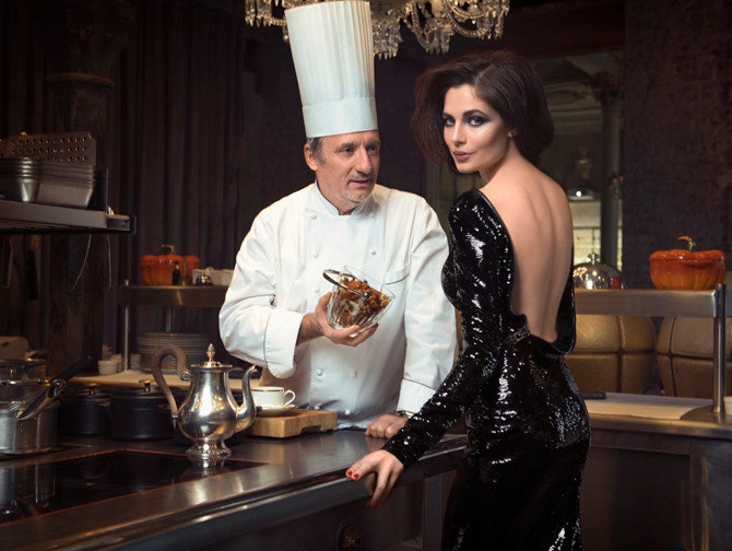 Юлия Снигирь в платье Tom Ford и шефповар Мишель Ленц на кухне ресторана Cristal Room Baccarat