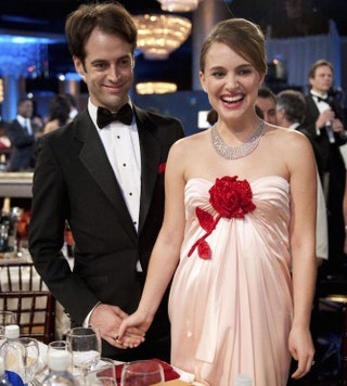 Бенджамин Мильпье и беременная в первый раз Натали Портман на «Золотом глобусе»2011.