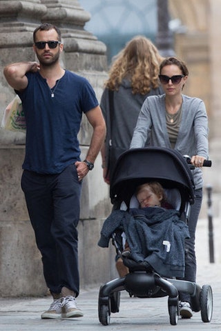 Бенджамин Мильпье и Натали Портман с сыном Алефом в Париже .