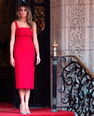 Меланья Трамп в платье Valentino и туфлях Christian Louboutin.