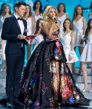 Ведущие вечера Максим Привалов и Виктория Лопырева в платье Zuhair Murad.