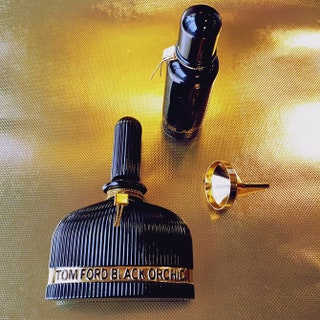 Лимитированный аромат Black Orchid от Tom Ford во флаконе Lalique .
