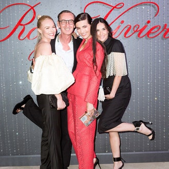 Камилла Белль и Деми Мур на вечеринке Roger Vivier у бассейна