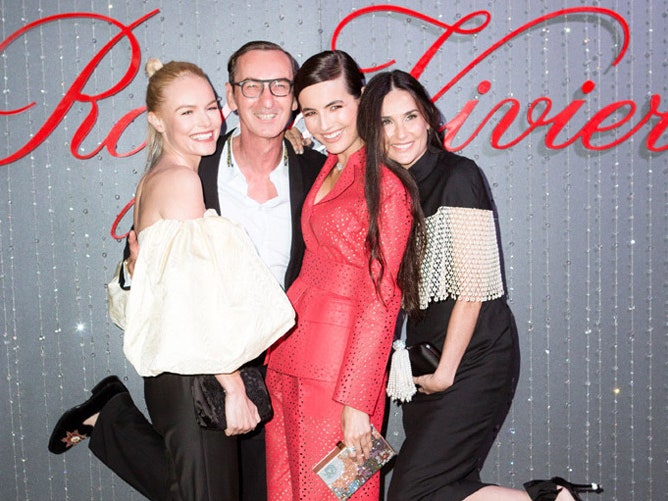 Камилла Белль и Деми Мур на вечеринке Roger Vivier у бассейна