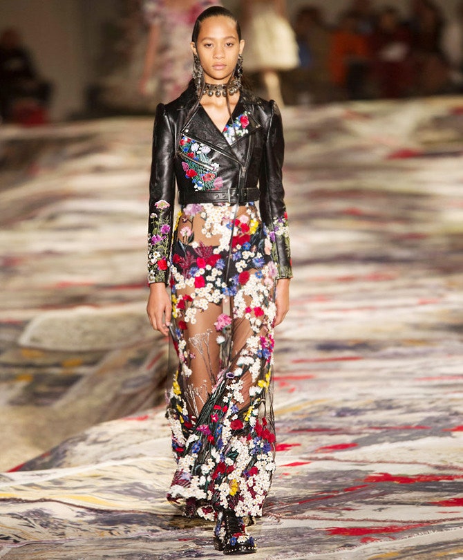 Цветочный look с показа Alexander McQueen весналето 2017