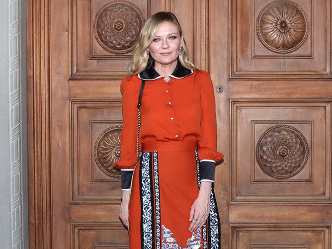 Дакота Джонсон и Кирстен Данст на показе круизной коллекции Gucci