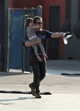 Райан Гослинг на прогулке со старшей дочерью фото отца с малышкой на руках