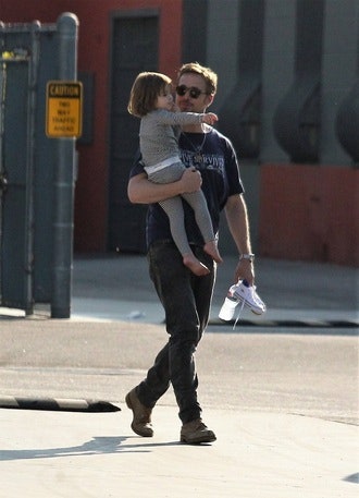 Райан Гослинг на прогулке со старшей дочерью фото отца с малышкой на руках