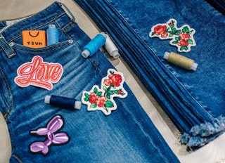 Любую джинсовую вещь в денимбаре можно украсить аппликациями заклепками и нашивками.