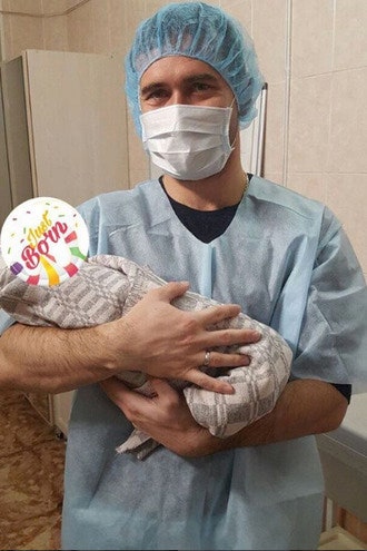 Александр Кержаков с новорожденным сыном на руках