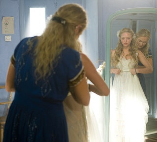 Аманда Сейфрид в роли невесты в фильме «Mamma Mia».
