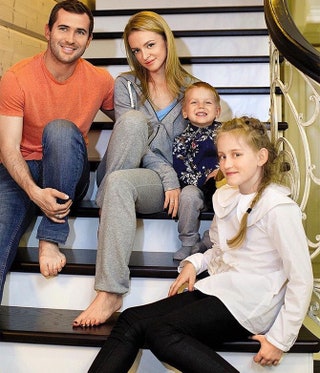 Милана Кержакова с мужем Александром и его детьми — сыном Игорем и дочерью Дарьей.