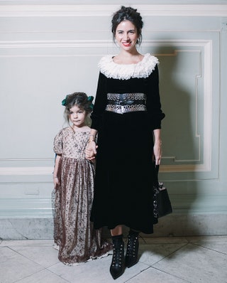 Наталья Гольденберг в Saint Laurent с дочерью Мишей.