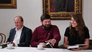 Александра Толстая с дядей Владимиром Толстым и братом Иваном .