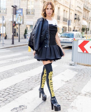 В платье Valentino майке Zara бомбере Saint Laurent чулках Vetements  и туфлях Saint Laurent.